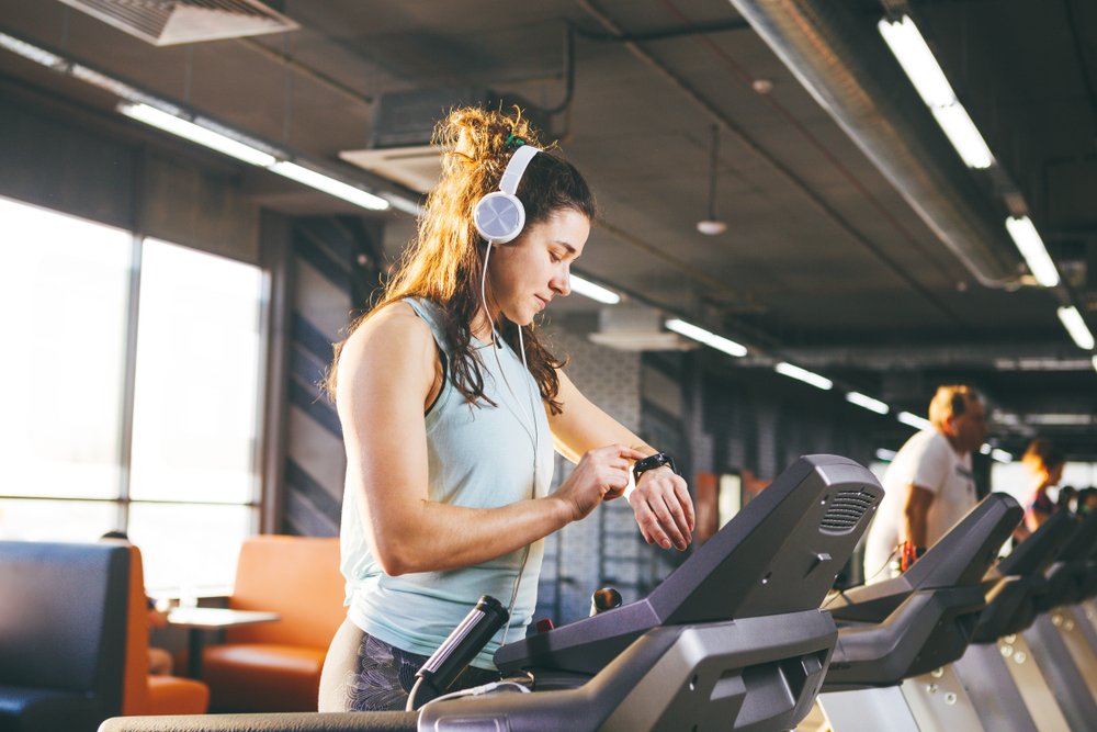 Beautiful,Young,Woman,With,Long,Hair,Trains,In,The,Gym interval running